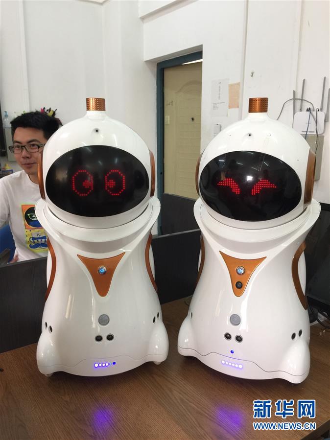 山大开发智能陪护机器人 发现空巢老人摔倒会向家人报警-千龙网&middot;中国首都网